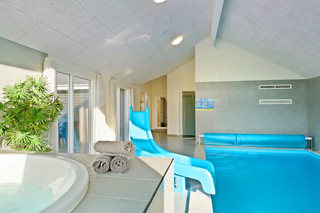 Poolsommerhus til 26 personer