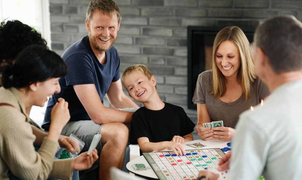 Familie spiller brætspil