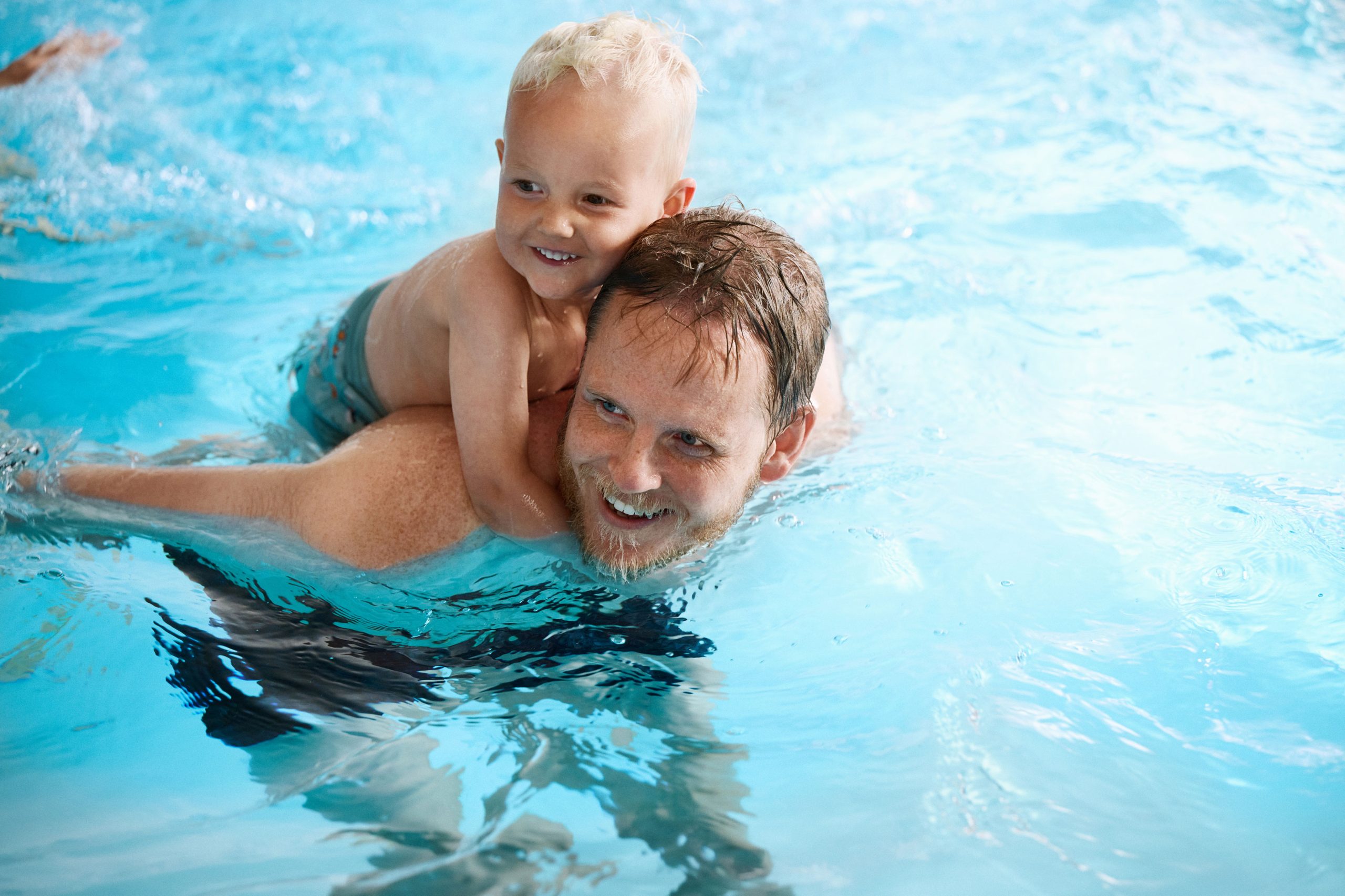 Far og søn i pool