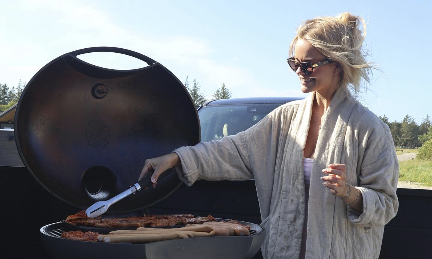 Julie Elgaard griller på terrassen