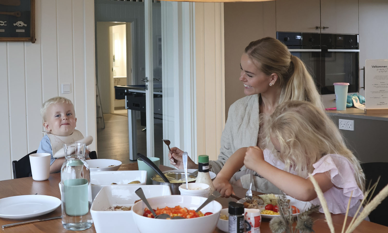 Julie Elgaard ved morgenbordet med familie