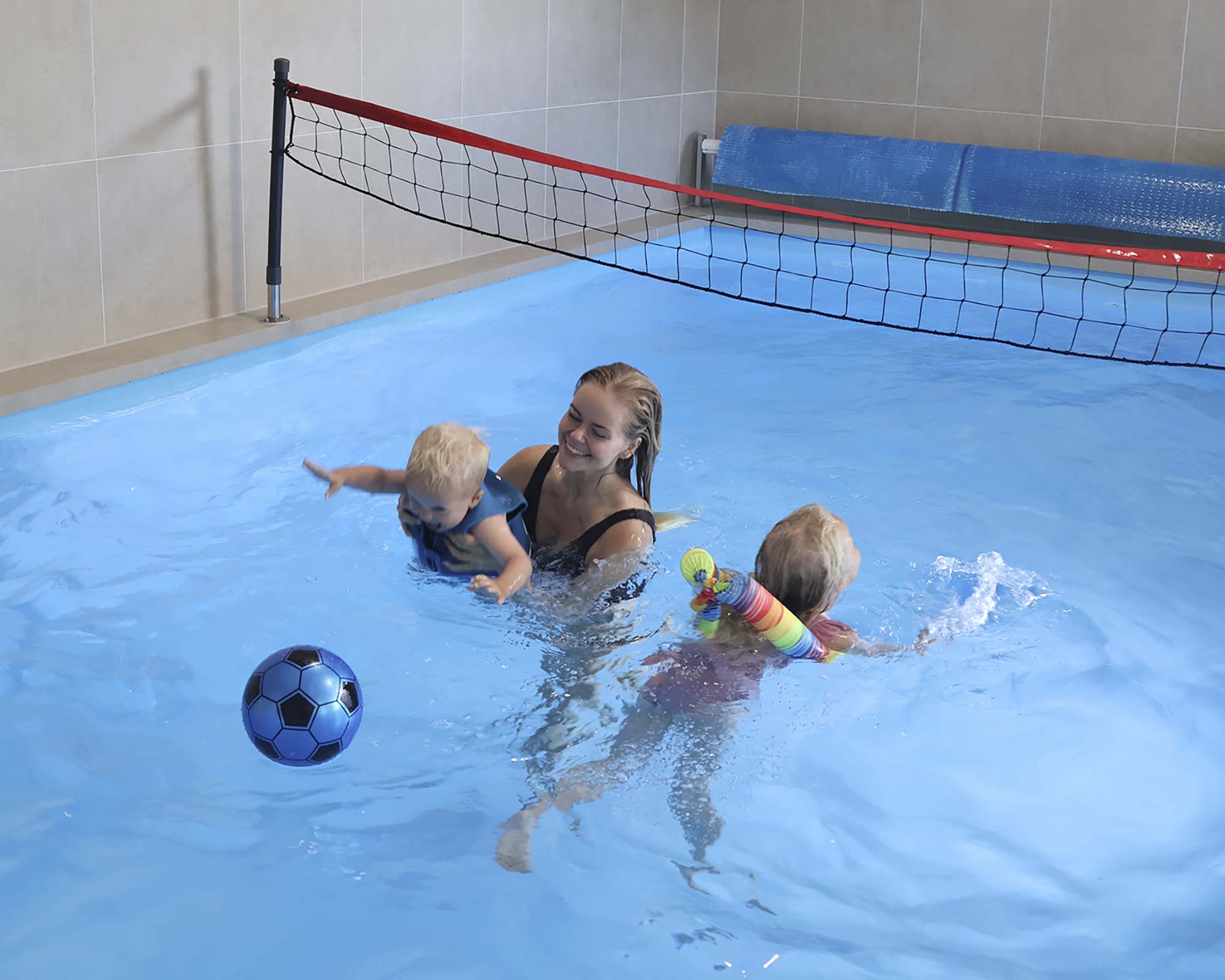 Julie Elgaard med sine to børn i poolen
