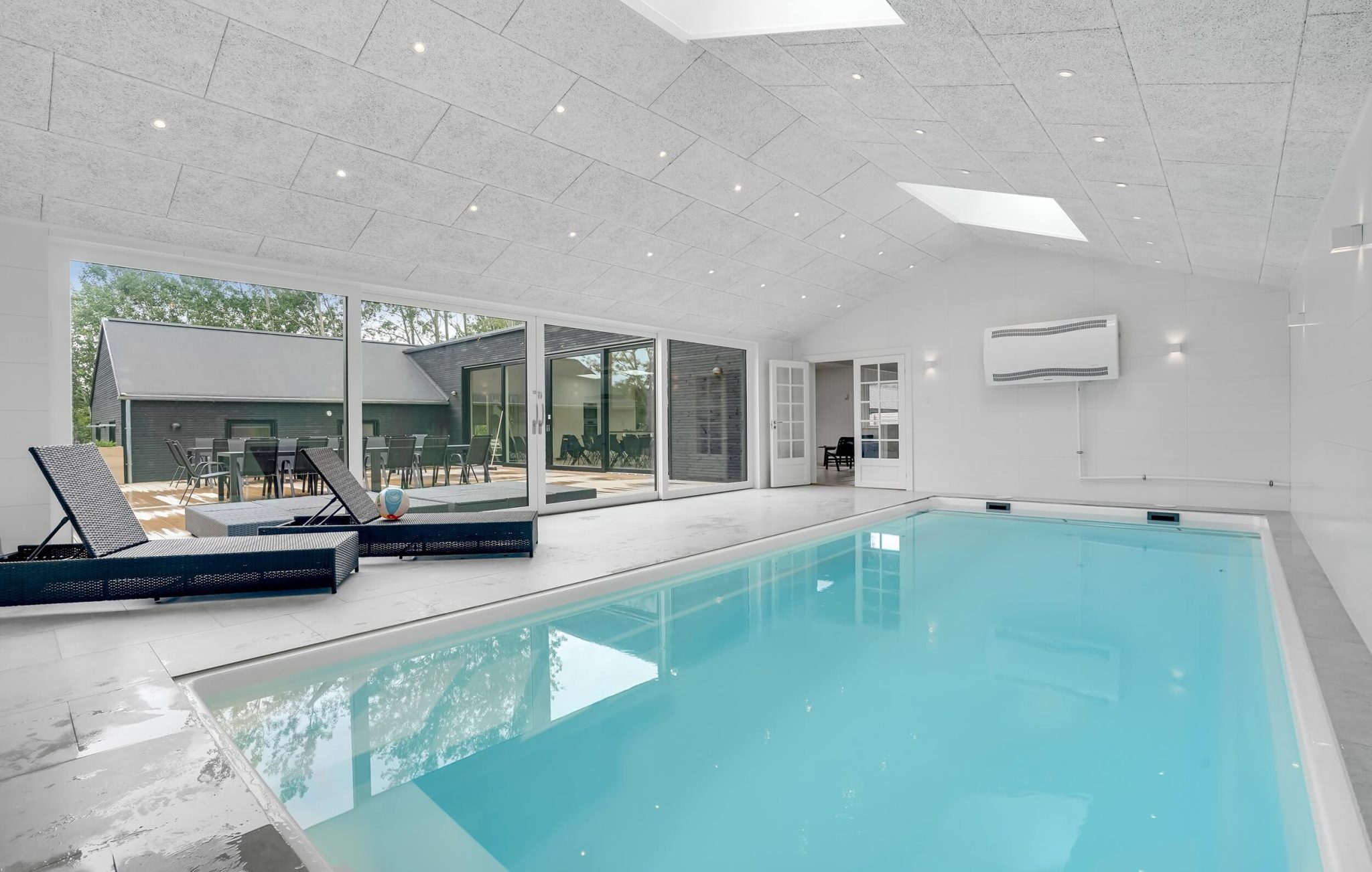 indendørs pool i stort sommerhus