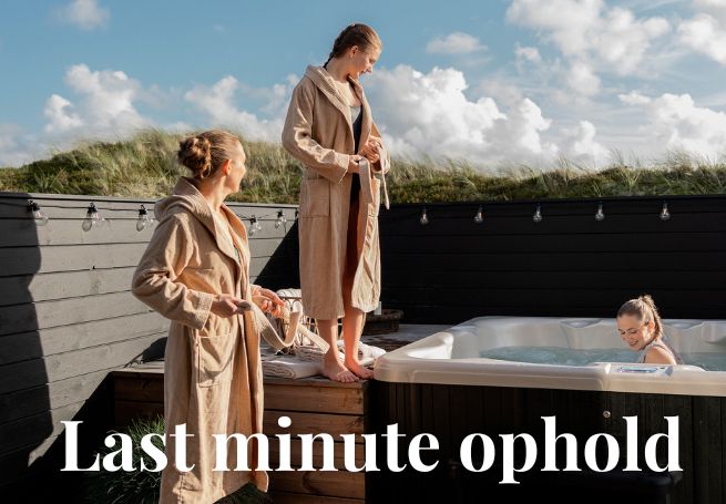 Tre kvinder i og omkring et udendørs spabad med tekst på billedet: Last minute ophold