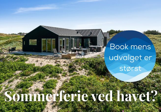 Stort luksus-sommerhus i grønt klitområde med hvid tekst på billede "Sommerferie ved havet" samt blå bobbel med tekst "Book mens udvalget er størst"