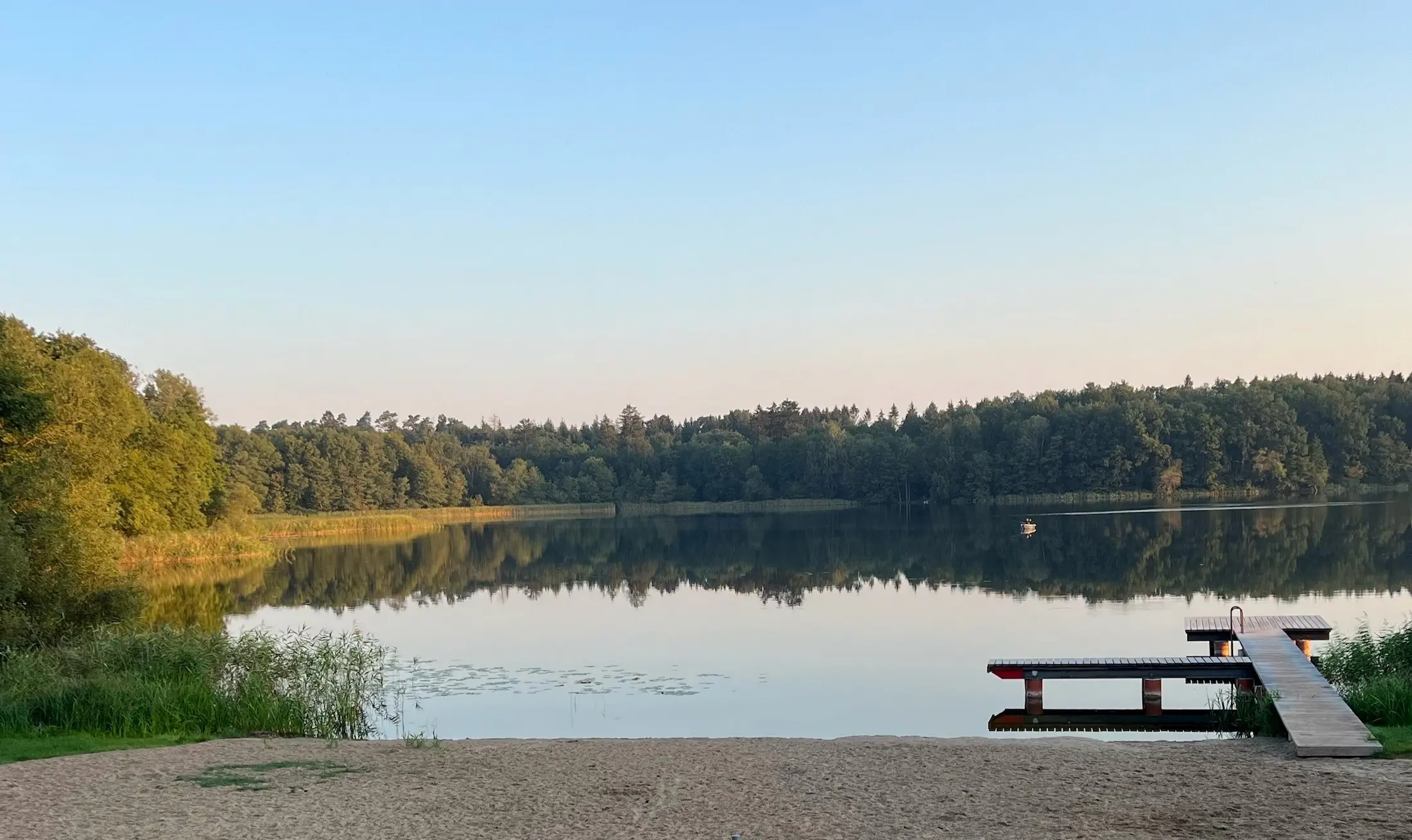 Trams am See med udsigt ud over strand, badebro og sø