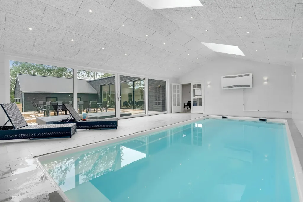 luksus-sommerhus med indendørs pool og liggestole