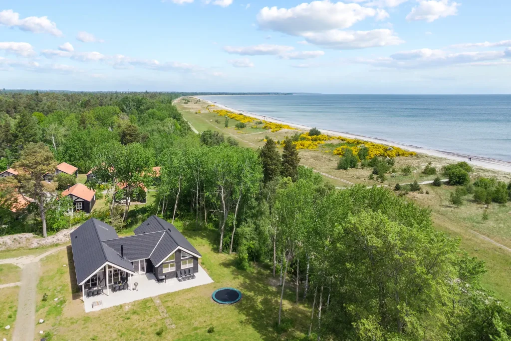 luksus-sommerhus ved vandet med skov og udsigt til havet