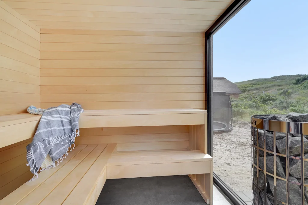 sauna med udsigt til klitter, sand og himmel