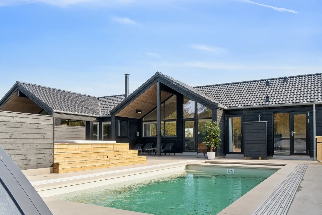 stort sommerhus med udendørs pool