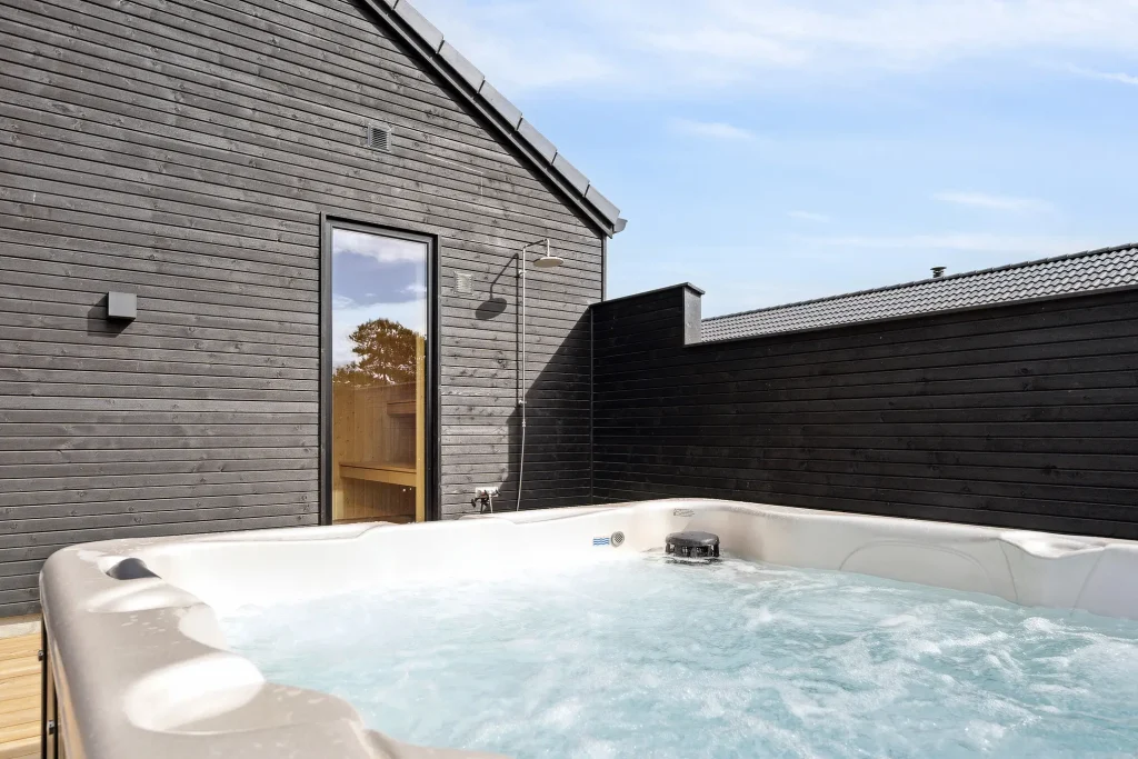 sommerhus med udendørs spa, sauna og bruser