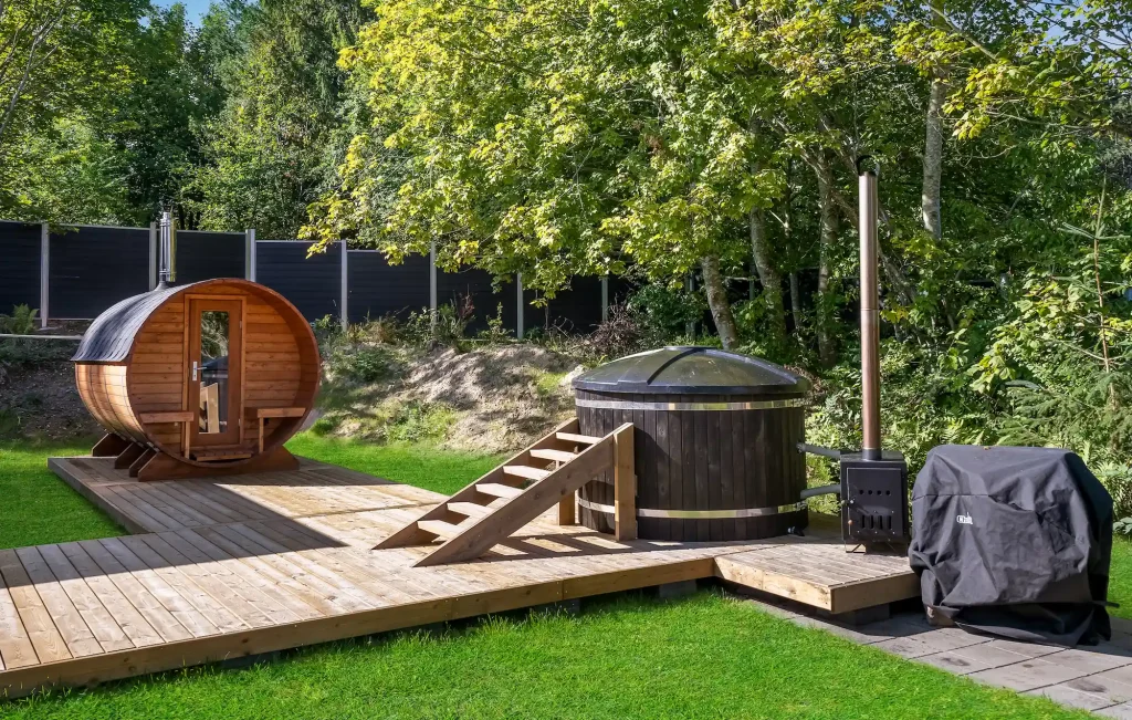 vildmarksbad og udendørs sauna på terrasse