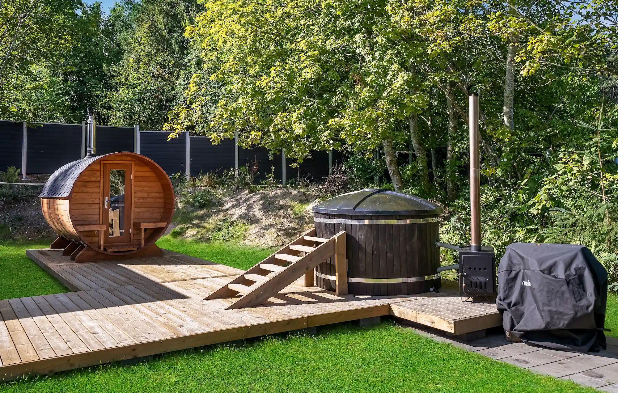 vildmarksbad og udendørs sauna på terrasse