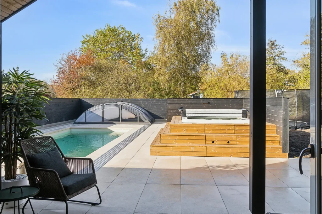 udendørs pool og udendørs spa på terrasse