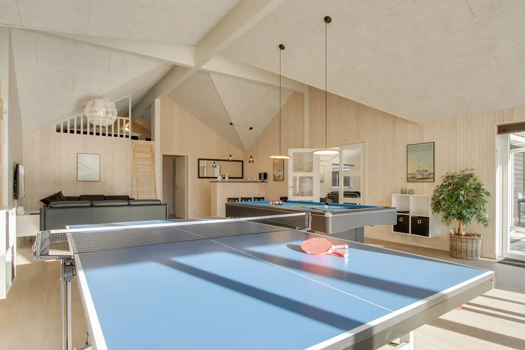 sommerhus med bordtennis og billard i aktivitetsrum