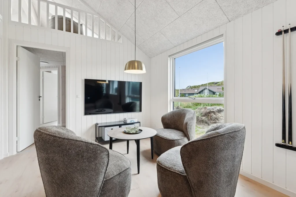 stue i sommerhus med internet, tv og lænestole