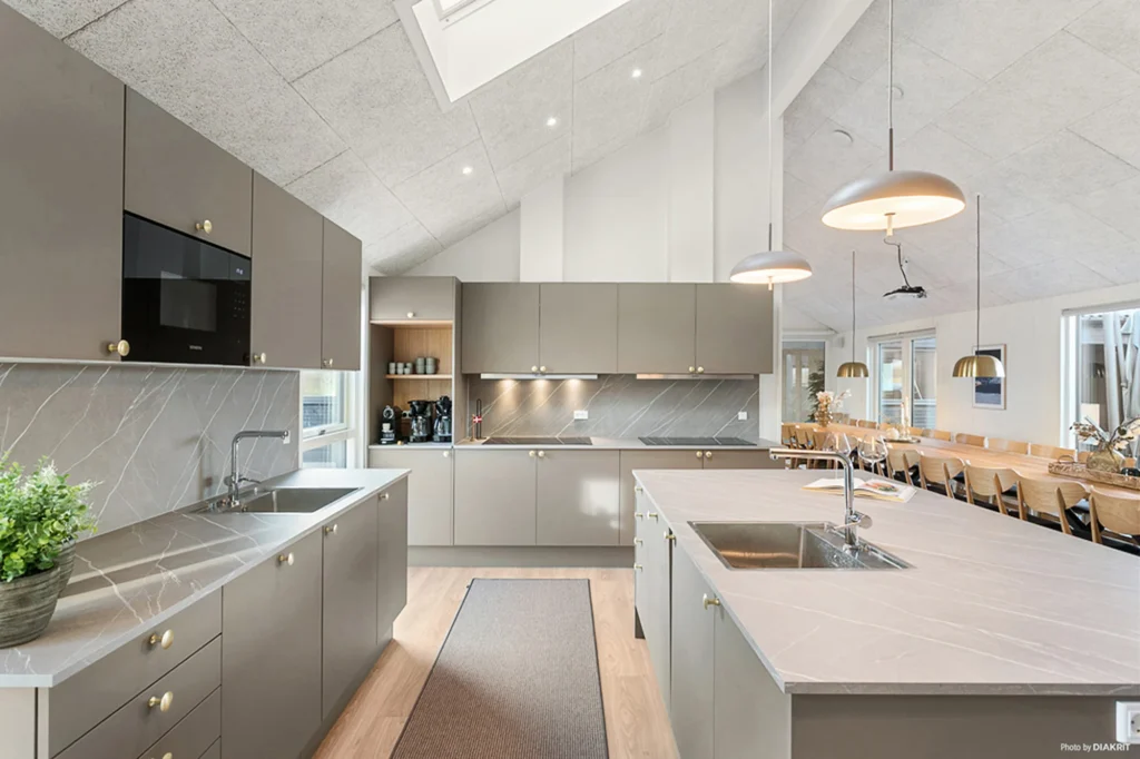 stort og moderne køkken i luksus-sommerhus