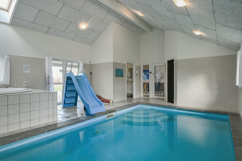 Sommerhus 222 er indrettet med en lækker poolafdeling med vandrutsjebane, dejlig stor indbygget spabad og sauna