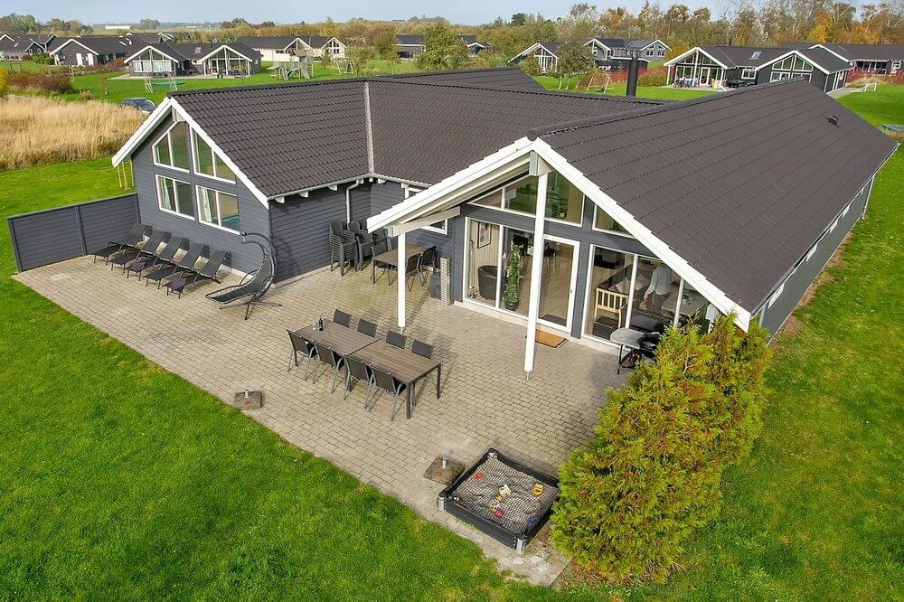 Dette skønne poolhus nr. 272 med plads til 18 personer ligger i Lolland/Falster/Møn