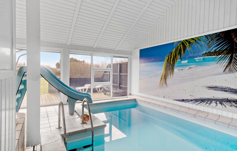 Sommerhus 105 er indrettet med en lækker poolafdeling med vandrutsjebane, dejlig stor indbygget spabad og sauna