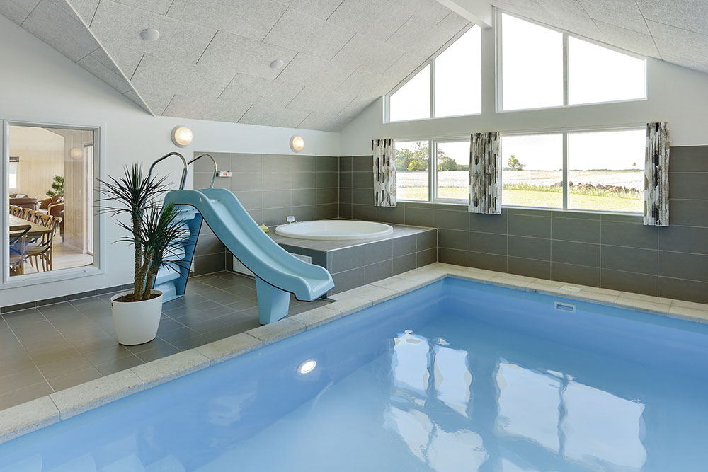 Sommerhus 324 er indrettet med en lækker poolafdeling med vandrutsjebane, dejlig stor indbygget spabad og sauna