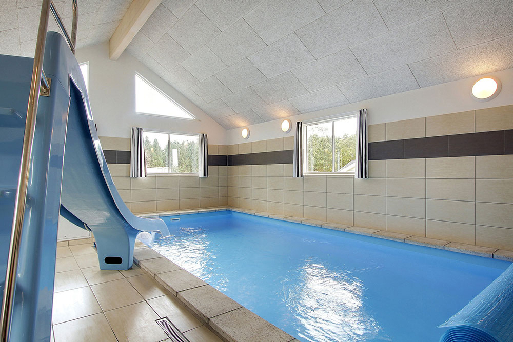 Sommerhus 330 er indrettet med en lækker poolafdeling med vandrutsjebane, dejlig stor indbygget spabad og sauna