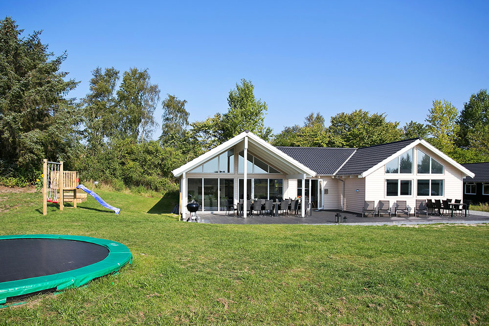 Skønt poolhus beliggende mellem Rågeleje og Tisvildeleje med masser af aktivitetsmuligheder.