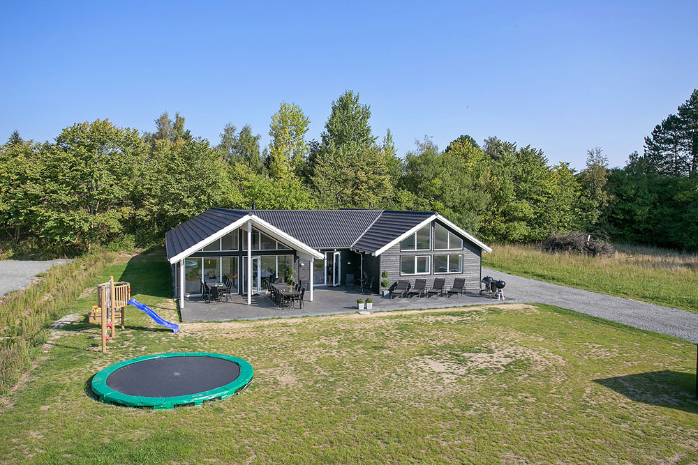 Dette poolhus til 18 personer med masser af aktiviteter i Vejby \r\ner med sin beliggenhed nær skov og strand i Nordsjælland det perfekte udgangspunkt for en spændende ferie.\r\n