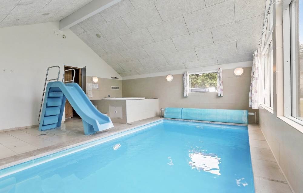 Sommerhus 380 er indrettet med en lækker poolafdeling med vandrutsjebane, dejlig stor indbygget spabad og sauna