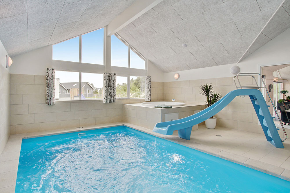 Sommerhus 390 er indrettet med en lækker poolafdeling med vandrutsjebane, dejlig stor indbygget spabad og sauna