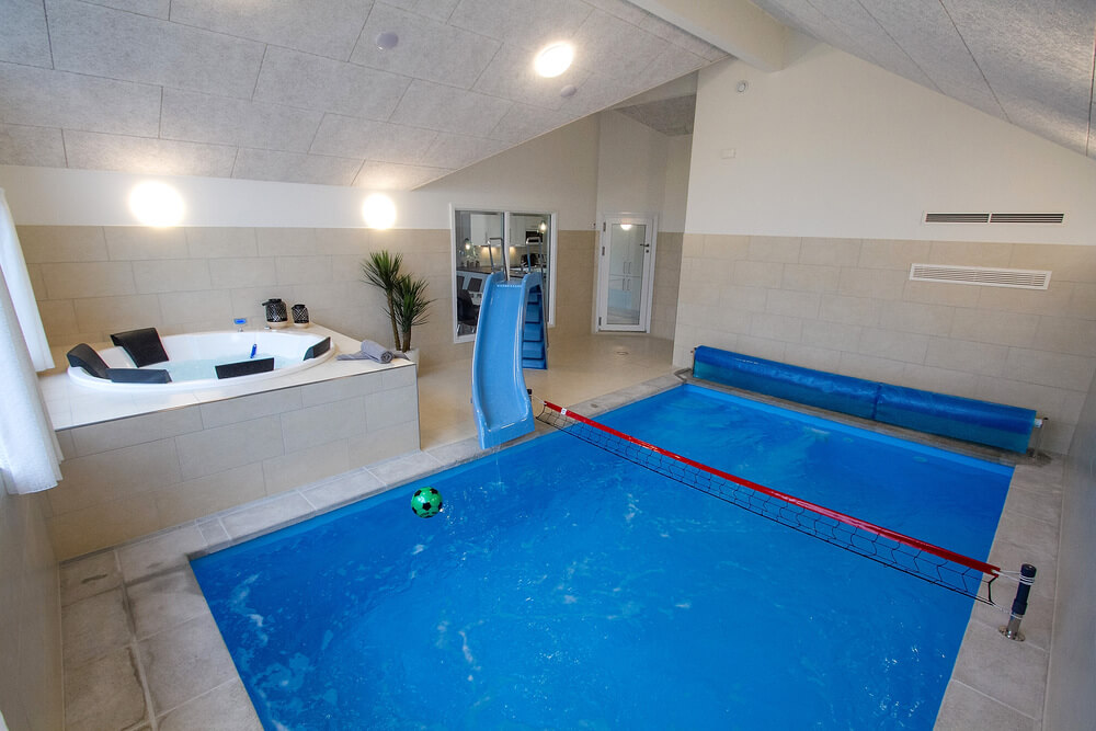 Sommerhus 409 er indrettet med en lækker poolafdeling med vandrutsjebane, dejlig stor indbygget spabad og sauna