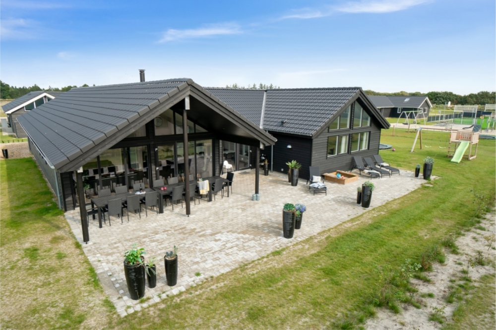 Sommerhus til 16 personer med swimmingpool beliggende i Houstrup Strand