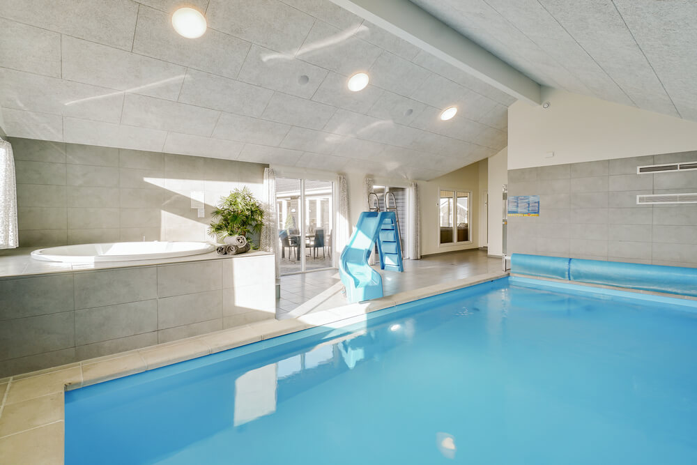 Sommerhus 479 er indrettet med en lækker poolafdeling med vandrutsjebane, dejlig stor indbygget spabad og sauna