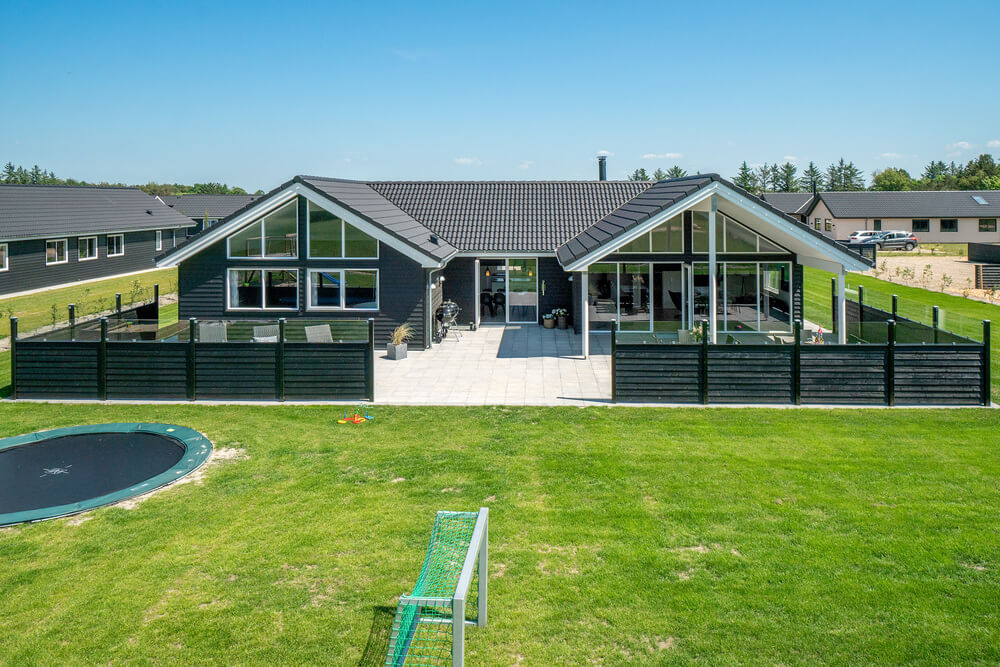 Sommerhus til 18 personer med swimmingpool beliggende i Houstrup Strand