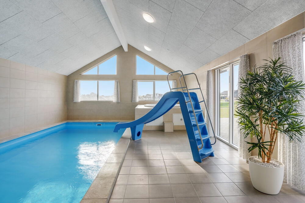 Sommerhus 496 er indrettet med en lækker poolafdeling med vandrutsjebane, dejlig stor indbygget spabad og sauna