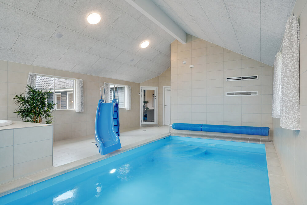 Sommerhus 508 er indrettet med en lækker poolafdeling med vandrutsjebane, dejlig stor indbygget spabad og sauna