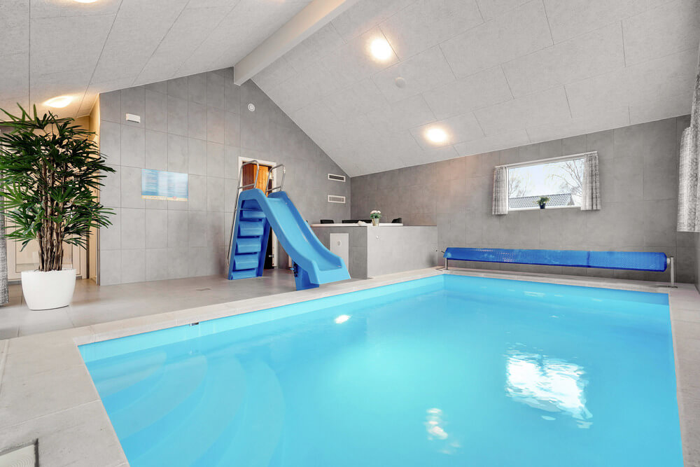 Sommerhus 550 er indrettet med en lækker poolafdeling med vandrutsjebane, dejlig stor indbygget spabad og sauna