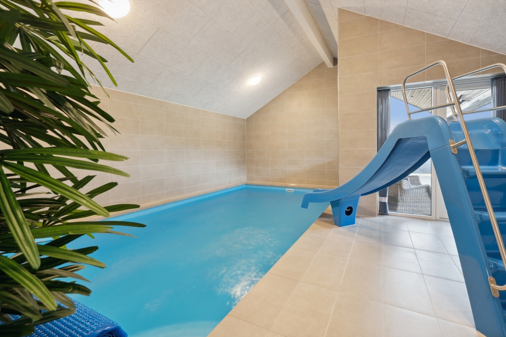 Sommerhus 594 er indrettet med en lækker poolafdeling med vandrutsjebane, dejlig stor indbygget spabad og sauna