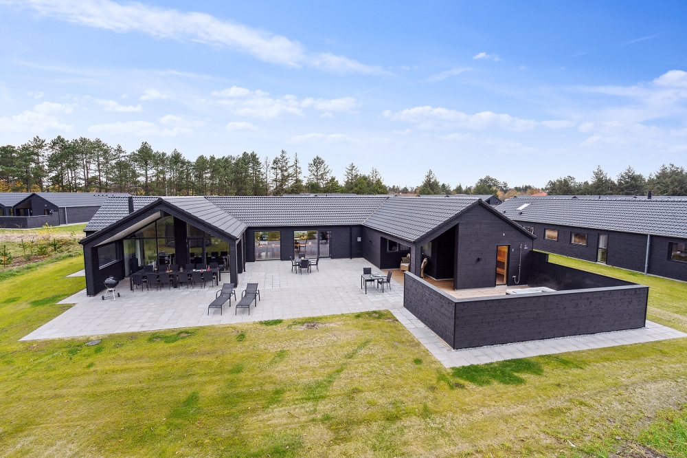Dette skønne poolhus nr. 596 med plads til 20 personer ligger i Sydjylland