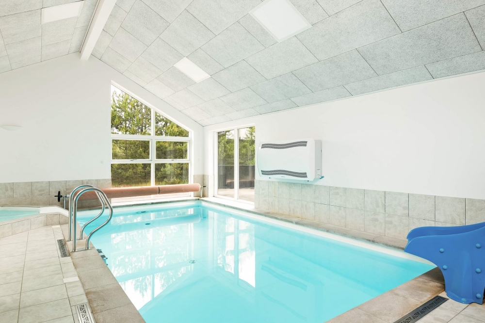 Sommerhus 602 er indrettet med en lækker poolafdeling med vandrutsjebane, dejlig stor indbygget spabad og sauna