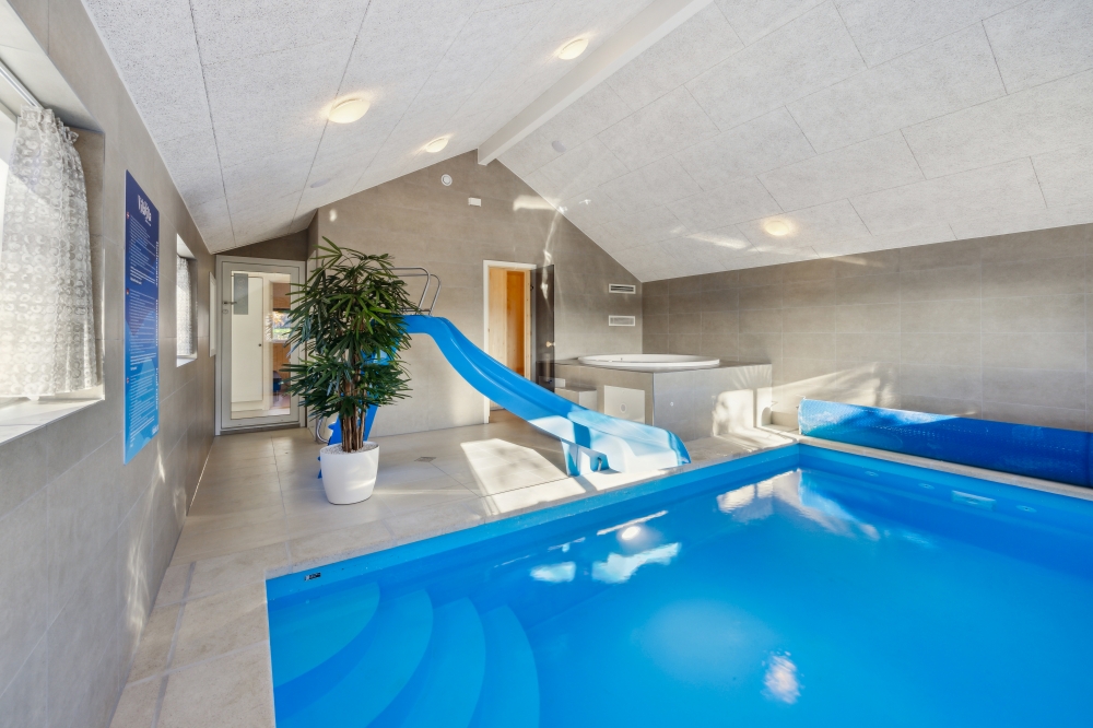 Sommerhus 753 er indrettet med en lækker poolafdeling med vandrutsjebane, dejlig stor indbygget spabad og sauna