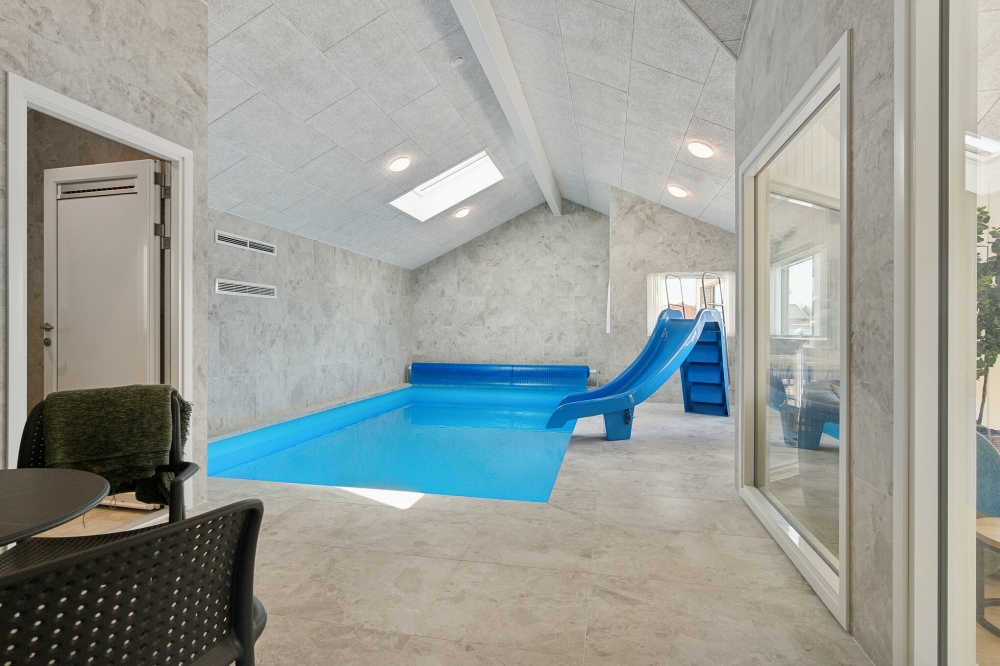 Sommerhus 619 er indrettet med en lækker poolafdeling med vandrutsjebane, dejlig stor indbygget spabad og sauna