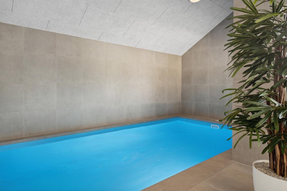Sommerhus 624 er indrettet med en lækker poolafdeling med vandrutsjebane, dejlig stor indbygget spabad og sauna