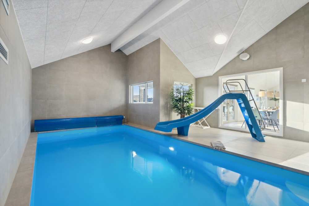 Sommerhus 638 er indrettet med en lækker poolafdeling med vandrutsjebane, dejlig stor indbygget spabad og sauna