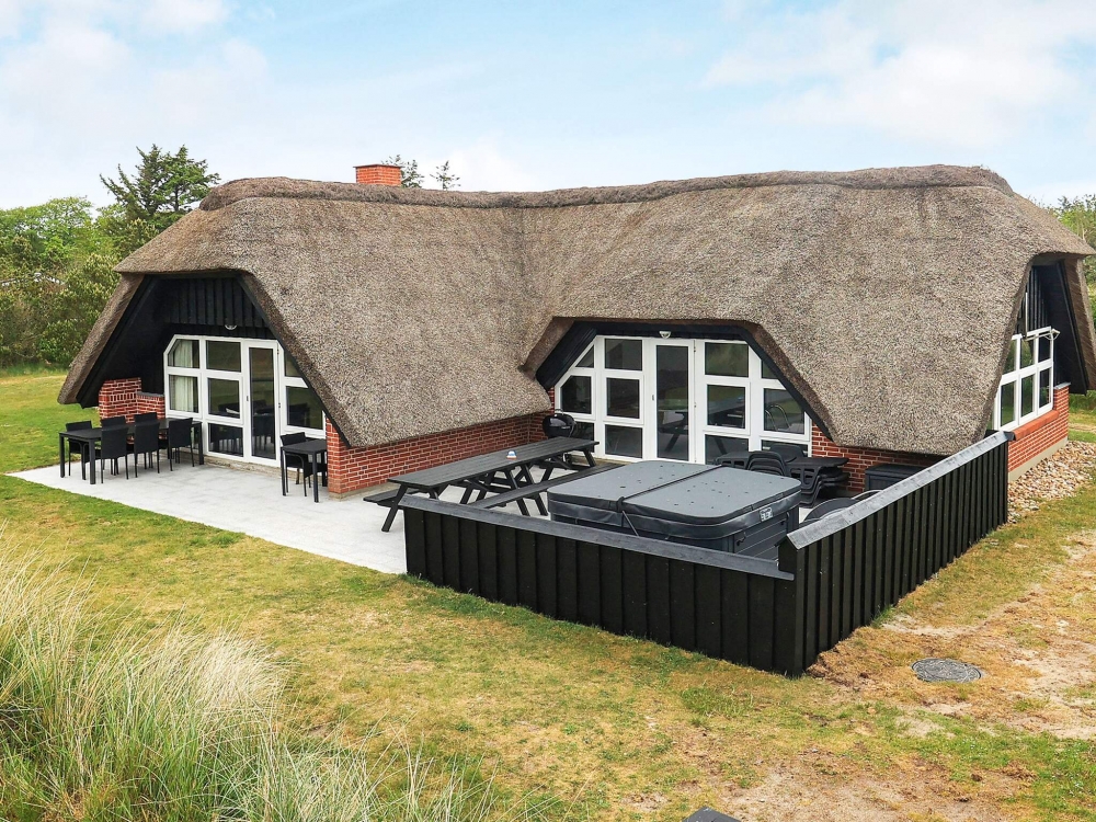 Dette skønne poolhus nr. 643 med plads til 10 personer ligger i Vestjylland
