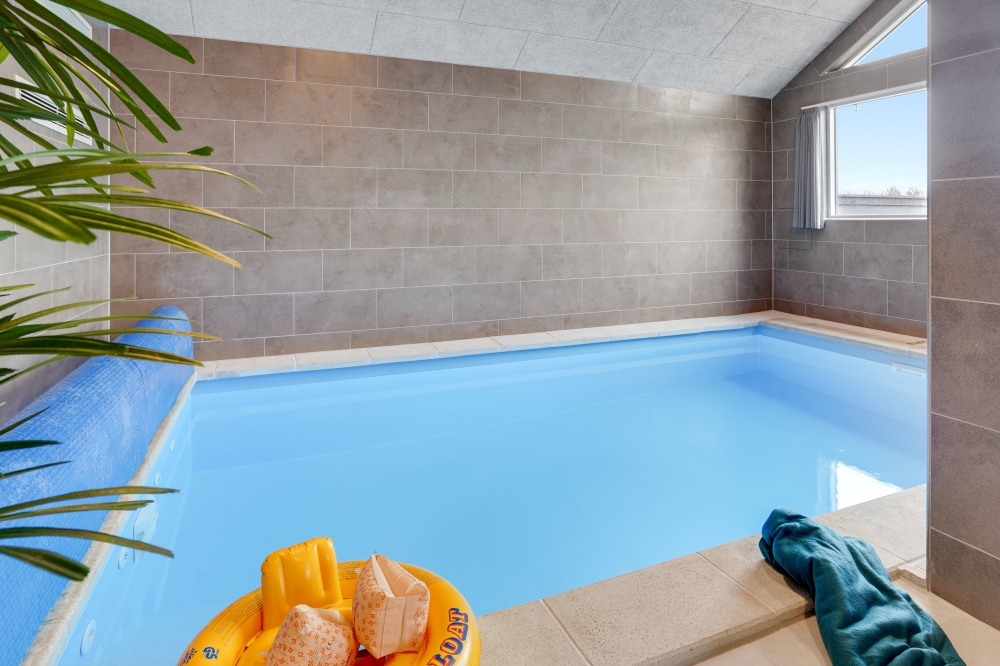 Sommerhus 644 er indrettet med en lækker poolafdeling med vandrutsjebane, dejlig stor indbygget spabad og sauna