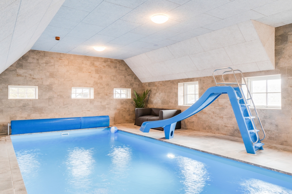 Sommerhus 645 er indrettet med en lækker poolafdeling med vandrutsjebane, dejlig stor indbygget spabad og sauna