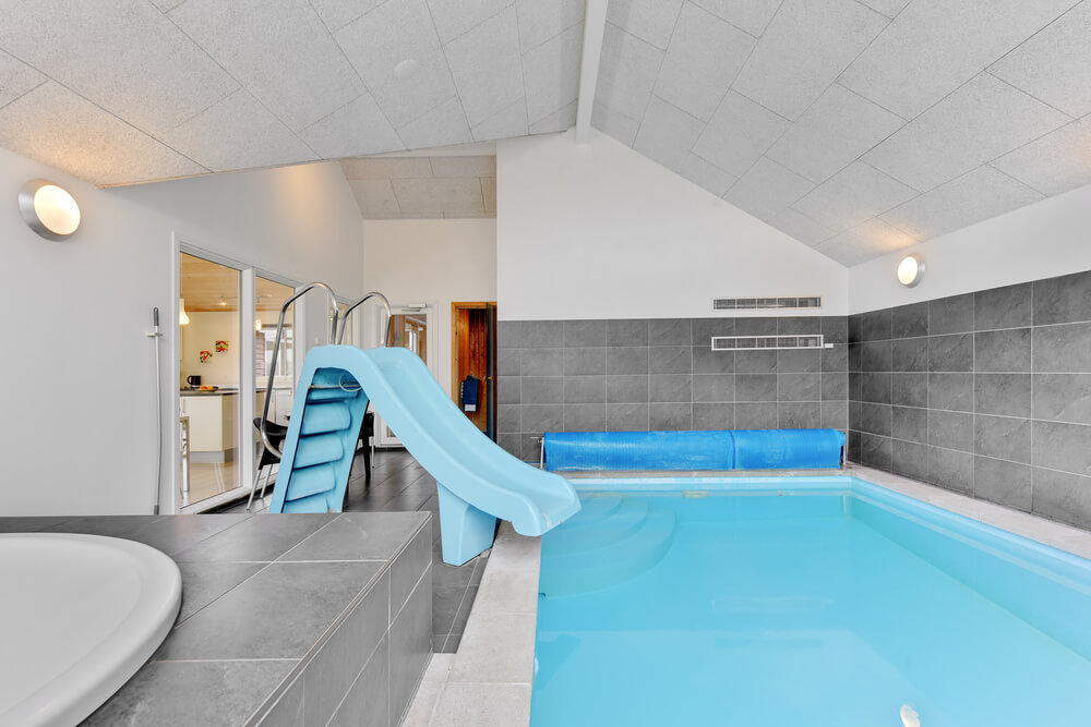 Sommerhus 280 er indrettet med en lækker poolafdeling med vandrutsjebane, dejlig stor indbygget spabad og sauna