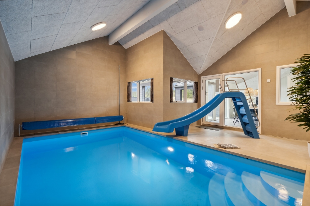 Sommerhus 770 er indrettet med en lækker poolafdeling med vandrutsjebane, dejlig stor indbygget spabad og sauna