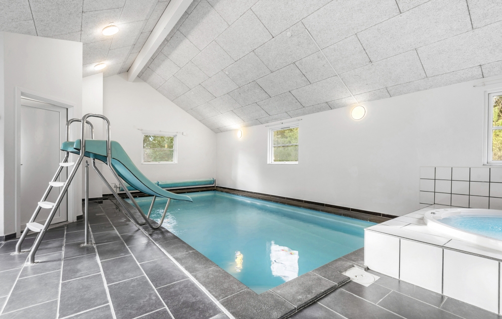 Sommerhus 197 er indrettet med en lækker poolafdeling med vandrutsjebane, dejlig stor indbygget spabad og sauna